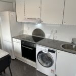 køkken med vaskemaskine