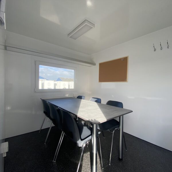 køkken med spisebord