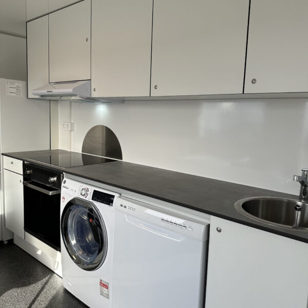 køkken med vaskemaskine