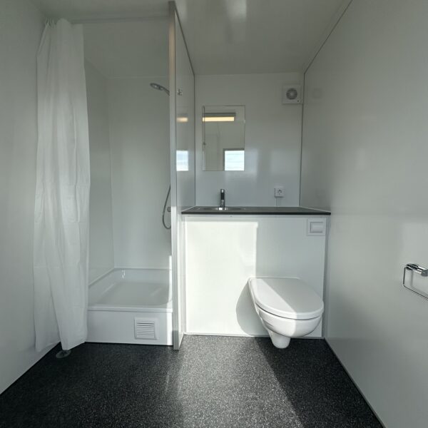 badeværelse set forfra